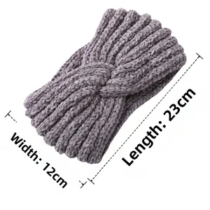 Dettaglio fascia per capelli in maglia di ciniglia viola, lunghezza 23cm e larghezza di 12cm
