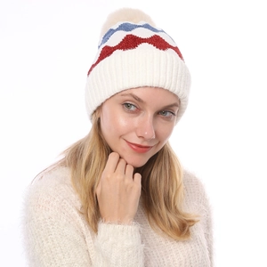 Detailansicht der Strickmütze mit weißer Textur und blau-roten Wellenmustern für Damen