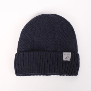 Detail der dunkelblauen Rippstrickmütze mit Sport-Logo-Patch und Fleece-Futter