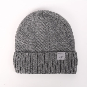 Detailansicht der dunkelgrauen Strickmütze mit SPORTS-Logo und Rippstrick-Textur