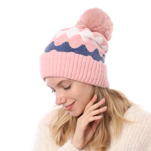 Detailansicht der rosa Chenille-Strickmütze mit flauschigem Pompon und Wellenmuster