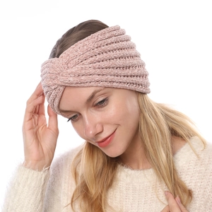 Dettaglio della fascia in maglia di ciniglia rosa con elegante nodo intrecciato