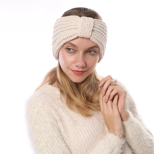 Dettaglio della fascia in maglia di ciniglia beige spessa con morbido fiocco su modella