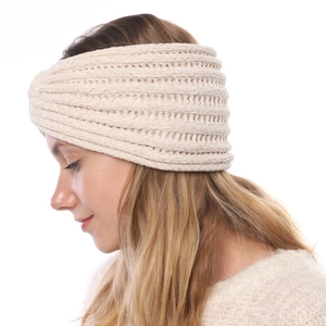 Dettagli della trama della fascia in maglia di ciniglia beige con fibre termiche morbide