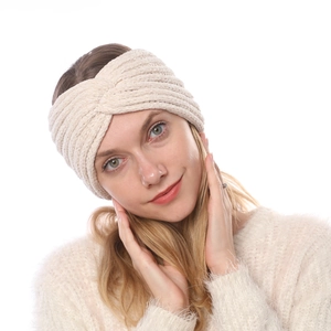 Dettaglio fascia per capelli in maglia di ciniglia color crema con morbida trama vellutata