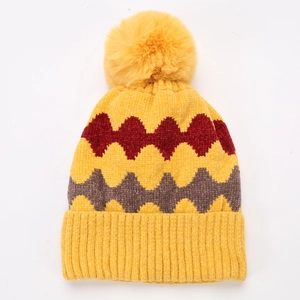 Detail der gelben Chenille-Strickmütze mit dickem Fleecefutter und weichem Kunstpelz-Bommel