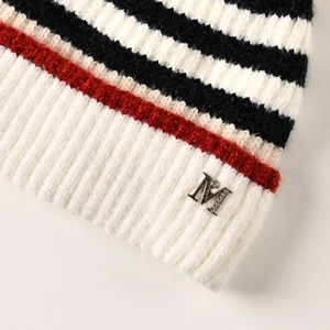 Detailansicht der Strickmütze mit dreifarbigen Streifen und Strass Metall M-Logo