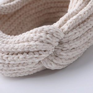 Texture dettagliata della fascia in ciniglia beige con un morbido nodo a incrocio