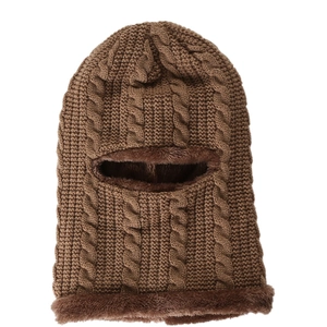Detailansicht der braunen Balaclava mit Zopfmuster und dickem Plüschfutter für den Winter