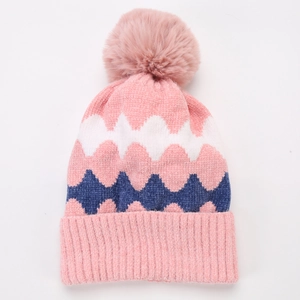Detail der rosa Strickmütze mit Wellenmuster und flauschigem Kunstfell-Bommel-Aufsatz