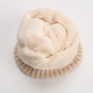 Detailansicht des dicken cremefarbenen Kunstfellfutters der khakifarbene Strickmütze