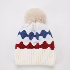 Detail des Strickmusters der Chenille-Mütze mit Bommel und weichem Fleecefutter