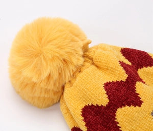 Gelbe Strickmütze aus Chenille mit roten Mustern und großem, weichem Kunstfell-Bommel