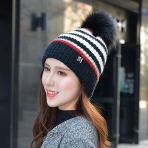 Damen Winter Gestreifte Strickmütze Chenille Nerzsamt Bommel Mütze Mit Metall M Logo Warm Gestreifte Mode Skull Cap