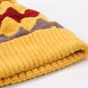 Detailaufnahme der gelben Chenille-Strickmütze mit Wellenmuster und weicher Textur