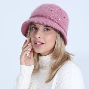 Gros plan d'un bonnet en tricot rose avec paillettes et texture douce en lapin
