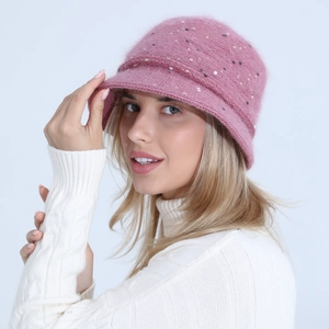 Texture tricotée d'un chapeau cloche en laine rose avec ornements de perles