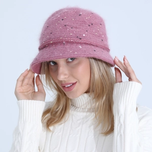 Détail du chapeau cloche rose en maille avec texture en poils de lapin et sequins fins