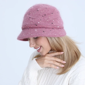 Texture détaillée du chapeau cloche en tricot rose en poils de lapin avec doublure polaire
