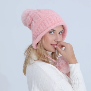 Dettaglio del berretto invernale rosa in maglia di ciniglia con pompon in ecopelliccia