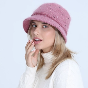 Gros plan sur un chapeau cloche en tricot rose avec texture douce en poil de lapin