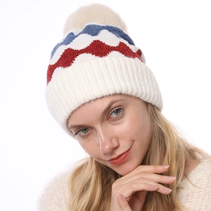 Damen Winterstrickmütze mit Wellenmuster aus Chenille und großem weichem Kunstfell-Bommel