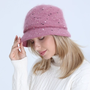 Détail du chapeau en tricot rose avec fourrure de lapin duveteuse et paillettes colorées