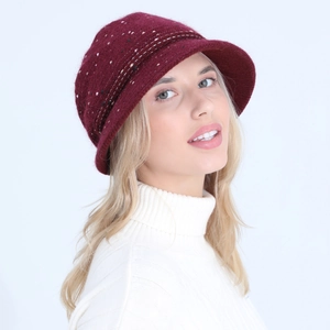 Vue détaillée du chapeau cloche tricoté bordeaux avec texture en laine mélangée
