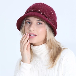 Détail du chapeau cloche en tricot bordeaux avec doublure polaire et texture chinée