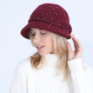 Gros plan sur un chapeau cloche en tricot d'hiver avec texture chaude et pois rouges