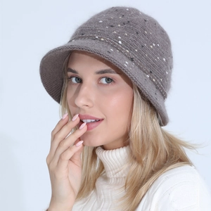 Détail d'un chapeau cloche en tricot gris chaud avec texture douce en laine de lapin mélangée