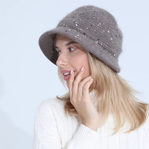 Détail d'un chapeau cloche en maille chinée avec doublure polaire chaude sur modèle