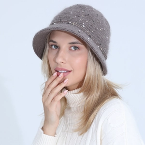 Gros plan sur le chapeau bob en maille chinée pour femme avec doublure chaude en polaire