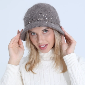 Détail d'un chapeau cloche en tricot gris avec texture en poils de lapin et mouchetures
