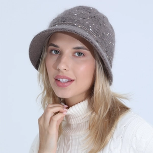 Détail du bob en maille gris foncé avec texture en fourrure de lapin et perles colorées