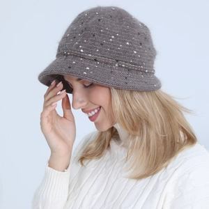 Détail d'un chapeau cloche en maille chaude avec doublure polaire et texture laine