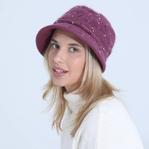 Gros plan du chapeau cloche en tricot violet foncé avec doublure polaire et texture douce
