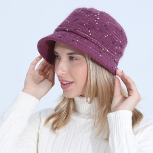 Texture tricotée détaillée d'un chapeau cloche d'hiver chaud moucheté pour femme