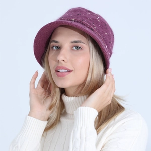 Gros plan sur le chapeau cloche en tricot violet pour femme avec sequins brillants