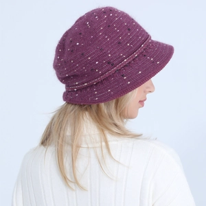 Texture détaillée du bonnet cloche d'hiver violet foncé avec accents de points colorés
