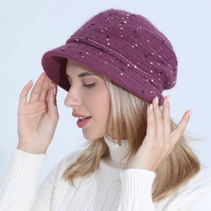 Détail de chapeau en tricot violet avec mouchetures colorées porté par un mannequin