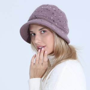 Détail de la texture tricotée et du fil chiné gris-violet de ce chapeau d'hiver chaud