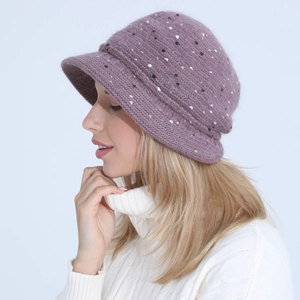 Détail du chapeau cloche tricoté violet pour femme avec texture chinée et doublure polaire