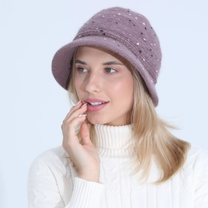 Gros plan d'un chapeau cloche tricoté violet foncé pour femme avec doublure chaude