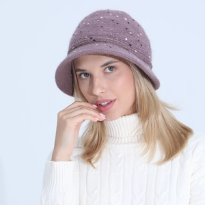 Détail du chapeau cloche tricoté en gris-mauve avec des motifs mouchetés multicolores