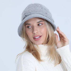 Gros plan sur un chapeau cloche en tricot gris avec des taches de couleur douces