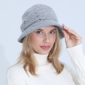 Détail d'un chapeau cloche en tricot gris avec mouchetures colorées et polaire