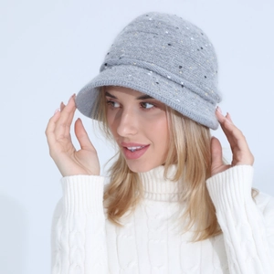 Détails du chapeau cloche en maille mélangée de fourrure de lapin à pois colorés