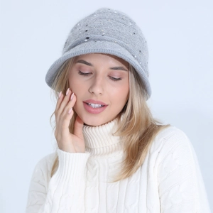 Détail du chapeau cloche gris en maille mélangée avec doublure polaire et reflets colorés