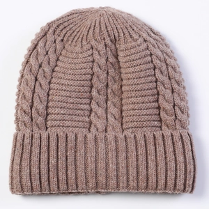 Detail van het kabelpatroon en de geribbelde rand van de dikke wintermuts voor heren